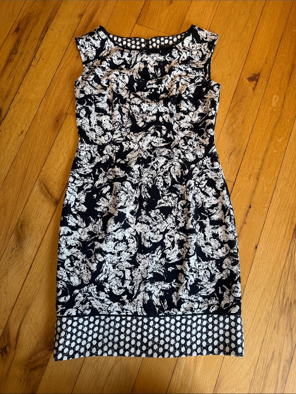 Ann Taylor Black and White Floral Cap-Sleeve Sheath Dress - 4 Petite - C69-029